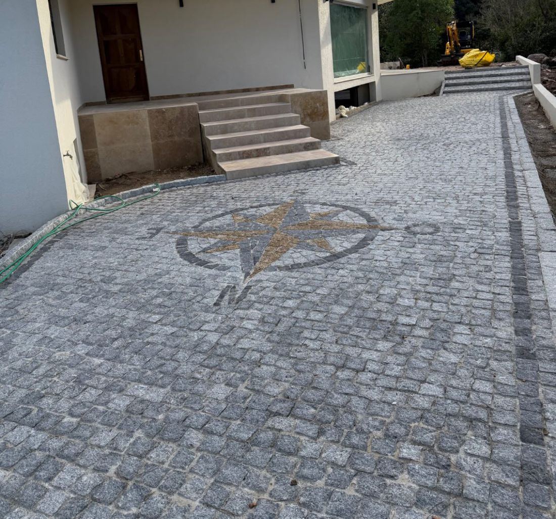 La même entrée après travaux, pavés de granite et rose des vents