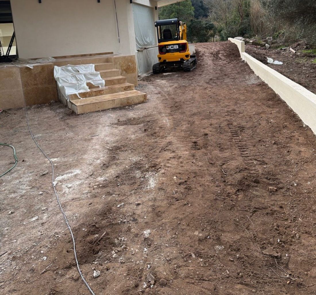 Entrée de maison avant travaux, terre et gravats