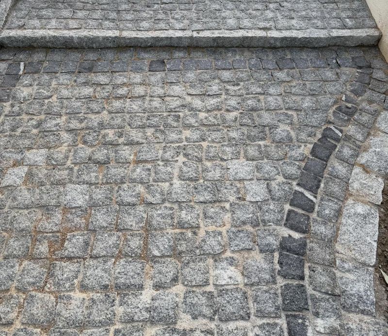 Gros plan sur des pavés et marches en granite