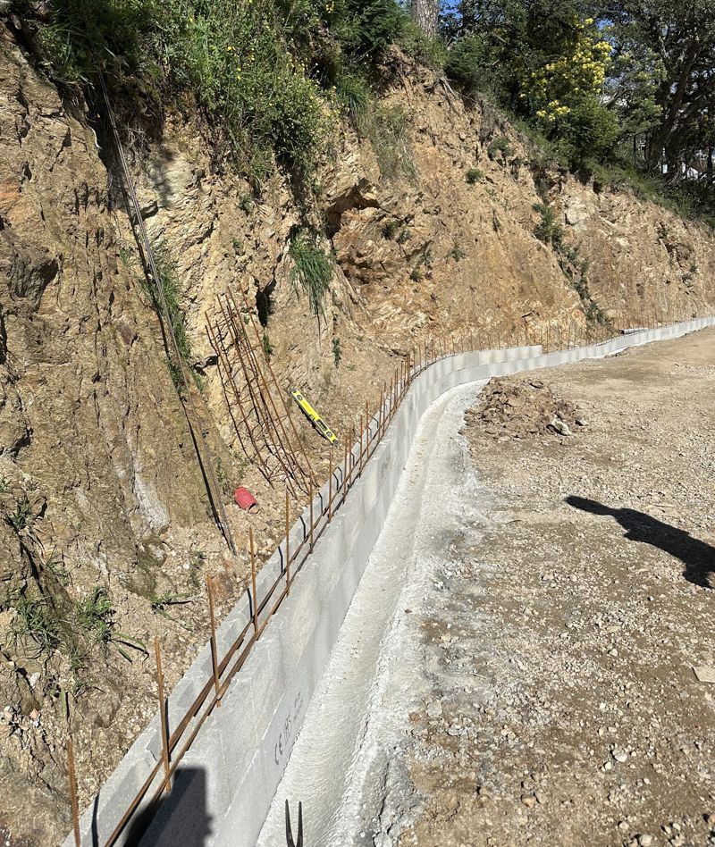 Mur de soutènement au pied d'un talus
