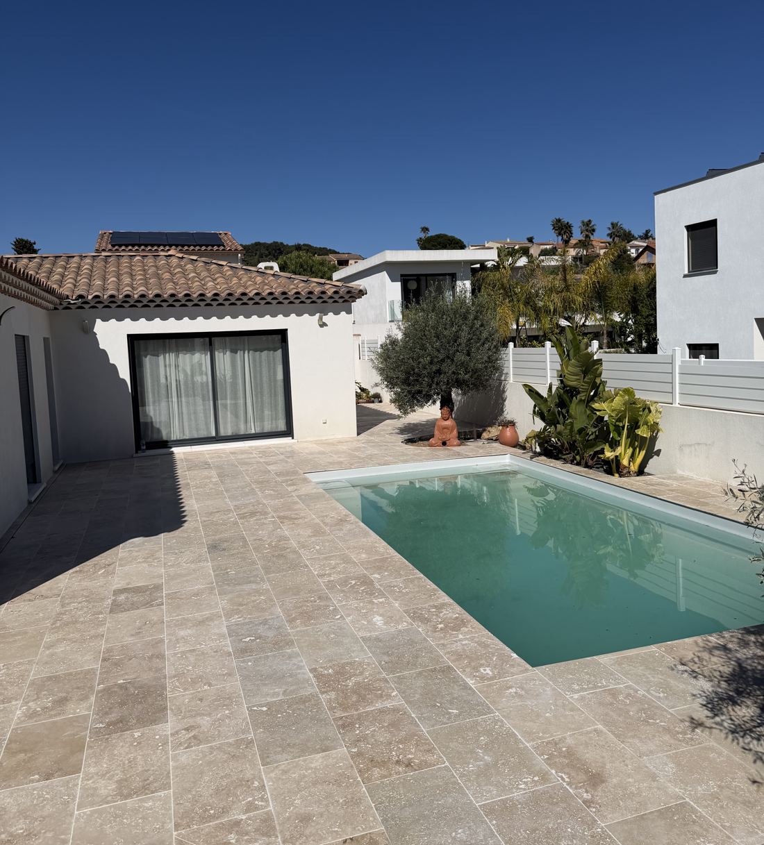 Plage de piscine en travertin terminée