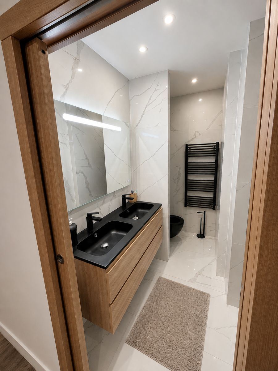 Salle de bain rénovée, meuble bois et grand miroir